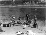 Wykąpać się w Wiśle, plażować u stóp Wawelu, czyli archiwalne zdjęcia kąpielisk nad Wisłą [GALERIA]