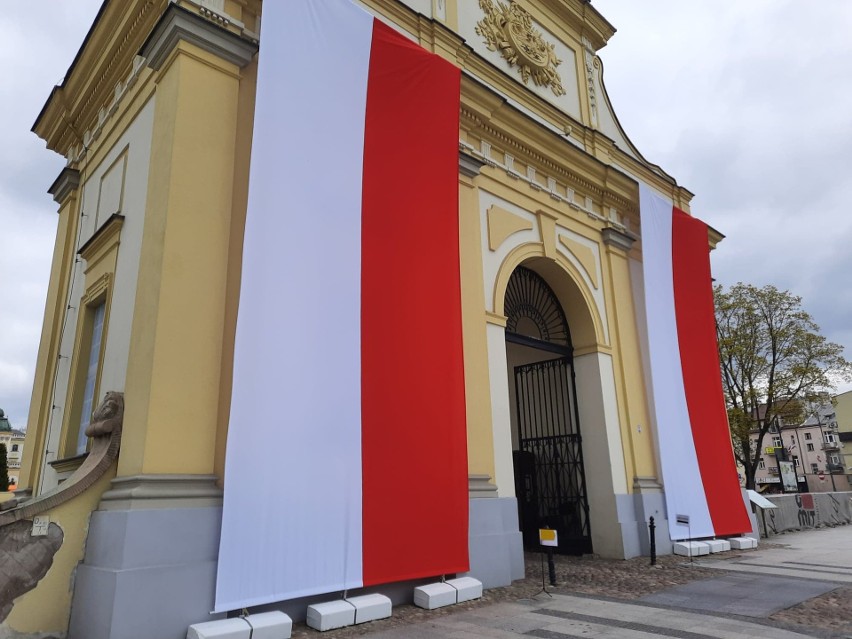 Białystok. Pierwsze szczepienia przed Pałacem Branickich....