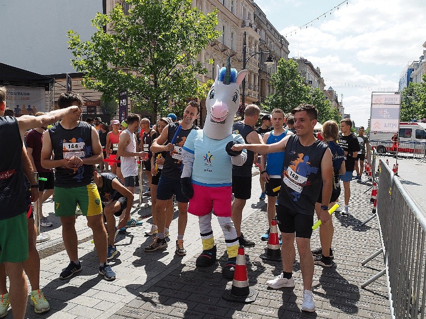 Bieg Erasmusa na ulicy Piotrkowskiej. Zobacz zdjęcia. Impreza towarzysząca Europejskim Igrzyskom Akademickim 2022. Wyniki