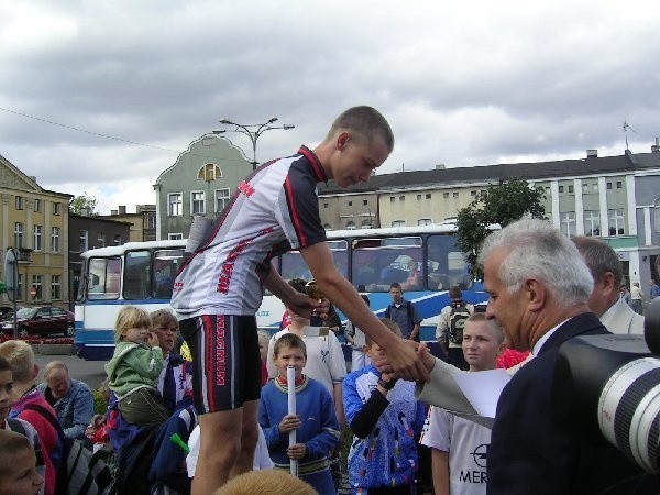 Puchar i nagrodę z rąk burmistrza Bogdana  Koszuty odbiera zwycięzca toru w grupie  gimnazjalistów Patryk Budzyński.