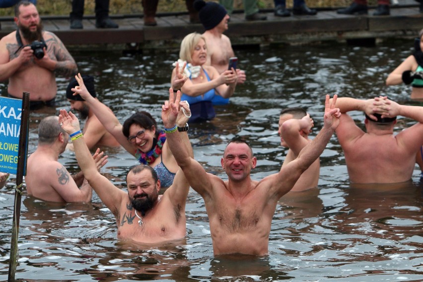 Niedzielne morsowanie w Bystrzycy to już tradycja! Zobacz zdjęcia z lodowatej kąpieli lubelskich morsów