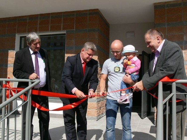 Symboliczne przecięcie wstęgi do bloku TBS-u przy ulicy Kopernika w Tarnobrzegu. Wstęgę przeciął (od prawej) Stanislaw Żmuda, prezes Towarzystwa Budownictwa Społecznego, przedstawiciel lokatorów, prezydent miasta i wykonawca