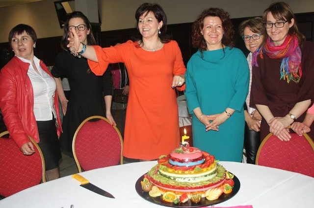 Włoszczowianki na obcasach świętowały 5 urodziny swojego stowarzyszenia; w środku prezes Jolanta Tyjas.