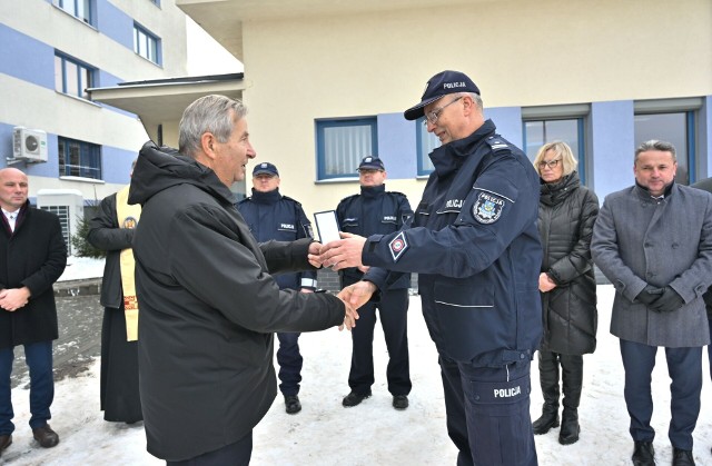 Kluczyki do nowego radiowozu odebrał od starosty staszowskiego komendant powiatowy policji w Staszowie podinspektor Dariusz Kuroś.