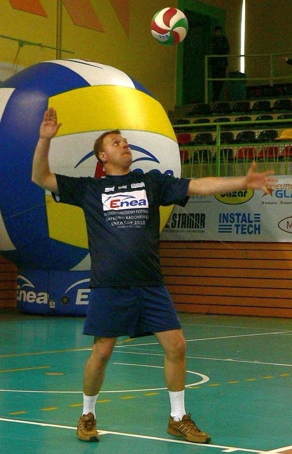 Radosław Witkowski, poseł Platformy Obywatelskiej był kapitanem drużyny. Nie poprowadził jednak ekipy do zwycięstwa. W pokazowym meczu 25:17 wygrał PiS, prowadzony przez Andrzeja Kosztowniaka.