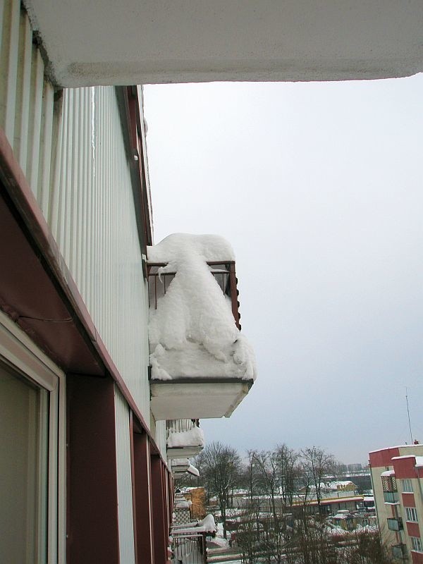 Wbrew grawitacji. Zobacz, ile białego puchu może pomieścić się na balkonie.
