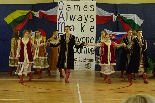 Podczas powitania zagranicznych gości uczniowie z Szydłowca tańczyli poloneza w szlacheckich strojach.