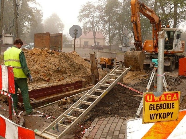 Kopanie głębokich rowów pod kanalizację deszczową.