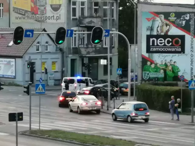 Antyterroryści w sobotę, 27 lipca, najpierw uderzyli na rondzie Bandurskiego, potem na ul. Moniuszki  przy Konstytucji 3 Maja. Z audi został wyciągnięty i skuty kajdankami jeden mężczyzna, z mercedesa wyciągnięto kilka osób. Antyterroryści byli też na ul. Morelowej koło sklepu Lewiatan. Tam słychać było huki lub strzały.W Zielonej Górze trwa duża akcja policji. Wszystko jest jednak objęte tajemnicą. – Policjanci prowadzą działania – mówi krótko podinsp. Małgorzata Stanisławska, rzeczniczka zielonogórskiej policji. Najpierw antyterroryści uderzyli na rondzie Bandurskiego. Zablokowali tam luksusowe audi. Z samochodu został wyciągnięty i skuty mężczyzna. Potem trafił do radiowozu i policjanci z nim odjechali.Przed godz. 21.00 antyterroryści zablokowali mercedesa na ul. Moniuszki przy al. Konstytucji 3 Maja. Z auta zostało wyciągniętych kilku mężczyzn. Antyterroryści byli też na ul. Morelowej koło sklepu Lewiatan. Tam, jak mówili nam świadkowie, słychać było huki lub strzały.Zobacz też wideo: Grupa "Speed" działa w Lubuskiem. W Gorzowie odbyła się prezentacja BMW, którymi policjanci będą ścigać piratów