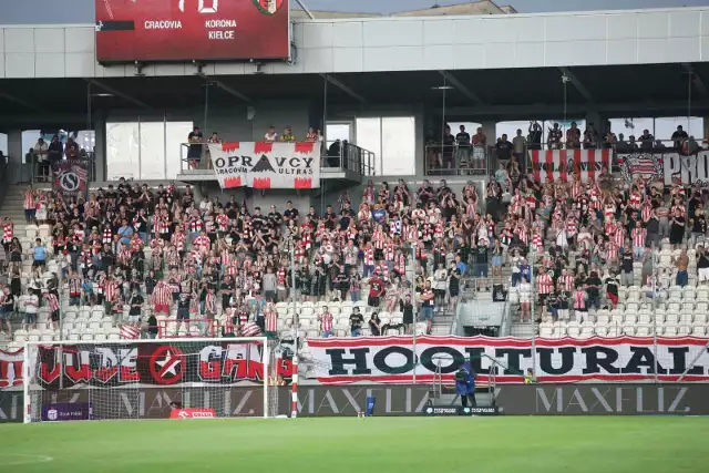 Drugi mecz w sezonie Cracovii, ale pierwszy na własnym stadionie. Nieco ponad osiem tysięcy fanów wspierało Pasów w meczu z Koroną Kielce. Kibiców gości również nie brakowało. Spotkanie rozpoczęło się z 15-minutowym opóźnienie przez ulewę z gradobiciem.