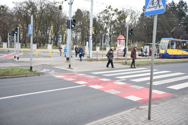 Piesi narzekają, że zielone światło na przejściu pali się za krótko