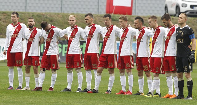 Piłkarze ŁKS w koszulkach z historyczną przeplatanką