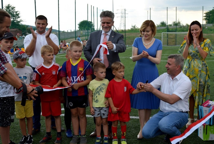 Nowoczesne boisko w Mójczy, w gminie Daleszyce, uroczyście otwarte. "Dzięki takim obiektom chcemy rozwijać od małego sportowe talenty"