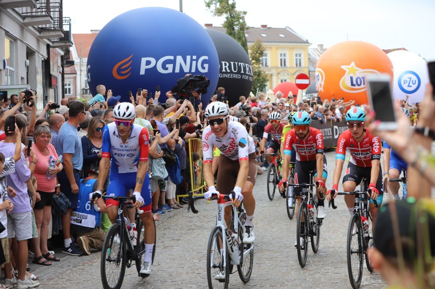 W Kielcach rozpoczął się 79. Tour de Pologne. Jadą gwiazdy peletonu. Meta pierwszego etapu będzie w Lublinie 