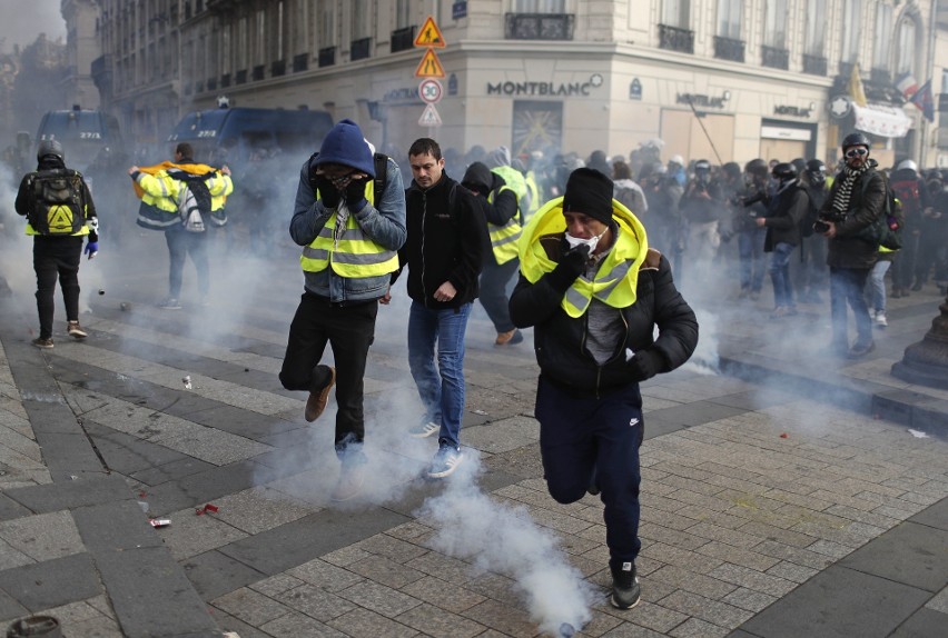Francja: Zamieszki w Paryżu 8.12 ZDJĘCIA Protesty "żółtych kamizelek". Bilans: 260 rannych, 1700 zatrzymanych. Ile osób protestowało?
