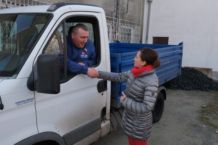 Związkowcy wysypali węgiel w biurach poselskich. Teraz trafi...