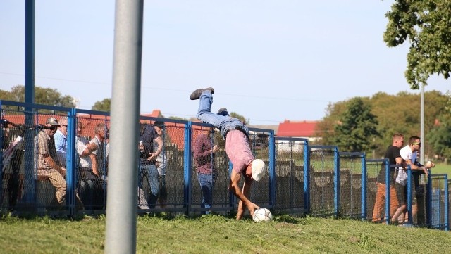 Pandemia koronawirusa wpłynęła nie tylko na codzienne życie Polaków, ale również na życie kibiców, którzy nie mogą oglądać swoich drużyn na stadionach. Czy te czasy jeszcze wrócą? Przedstawiamy zdjęcia kibiców, którzy regularnie oglądali mecze swoich lokalnych drużyn.