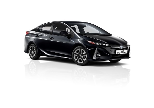 Toyota Prius Toyota prezentuje odświeżoną wersję Priusa Plug-in Hybrid z nowym, pięciomiejscowym wnętrzem. Nowością jest także metalizowany lakier Attitude Black oraz monitor panoramiczny z systemem kamer 360 stopni.Fot. Toyota