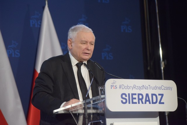 Jarosław Kaczyński entuzjastycznie przyjęty przez sympatyków w Sieradzu.