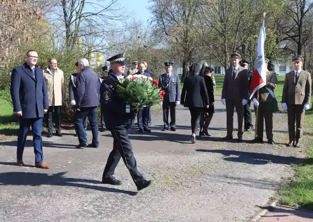 Uroczystości pamięciowe w Radomiu zainaugurowane zostały złożeniem kwiatów przy Dębach Pamięci.
