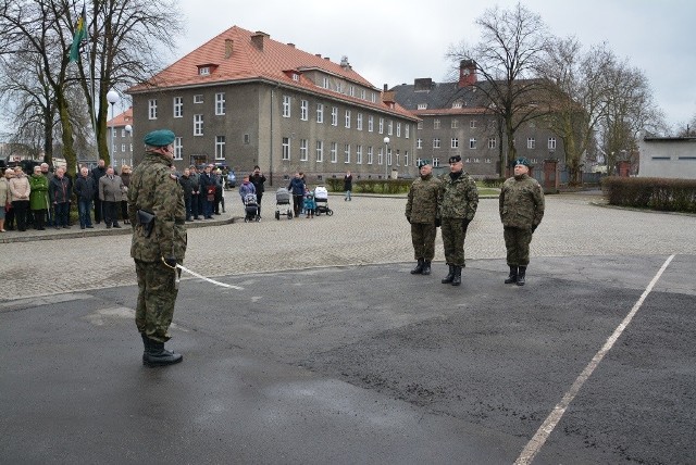 W koszarach 5. Lubuskiego pułku artylerii odbyła się uroczystość przekazania obowiązków dowódcy. Pułkownika Zenona Wiśniewskiego w sulechowskim garnizonie zastąpił pułkownik Jacek Kiliński.