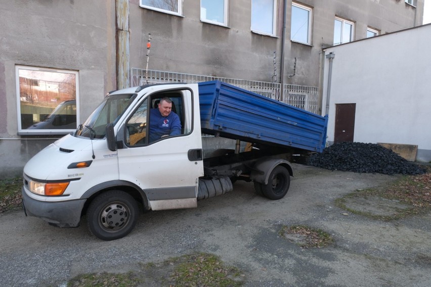 Związkowcy wysypali węgiel w biurach poselskich. Teraz trafi...