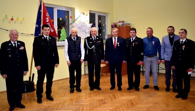 Wyróżnieni złotymi Medalami „Za Zasługi dla Pożarnictwa” wraz z wręczającymi medale i składającymi gratulacje.