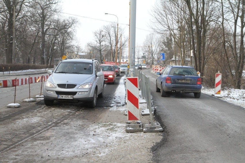 Ruszył kolejny etap remontu na ul. Przyjaźni. Zamknięto skrzyżowanie z Krzycką (ZDJĘCIA)