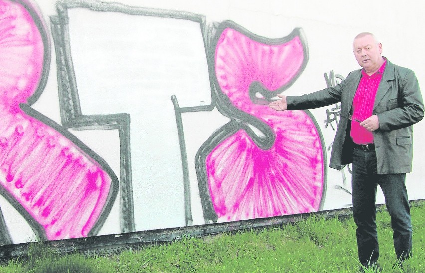 Kibole niszczą ściany budynków. Mieszkańcy na zamalowanie napisów wydają setki złotych