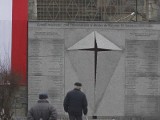 Swastyka i znak SS na pomniku katastrofy smoleńskiej. Jest akt oskarżenia