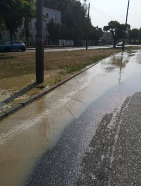 Awaria wodociągu w Bydgoszczy. Pękła rura. Mogą być problemy z dostępem do wody [zdjęcia]