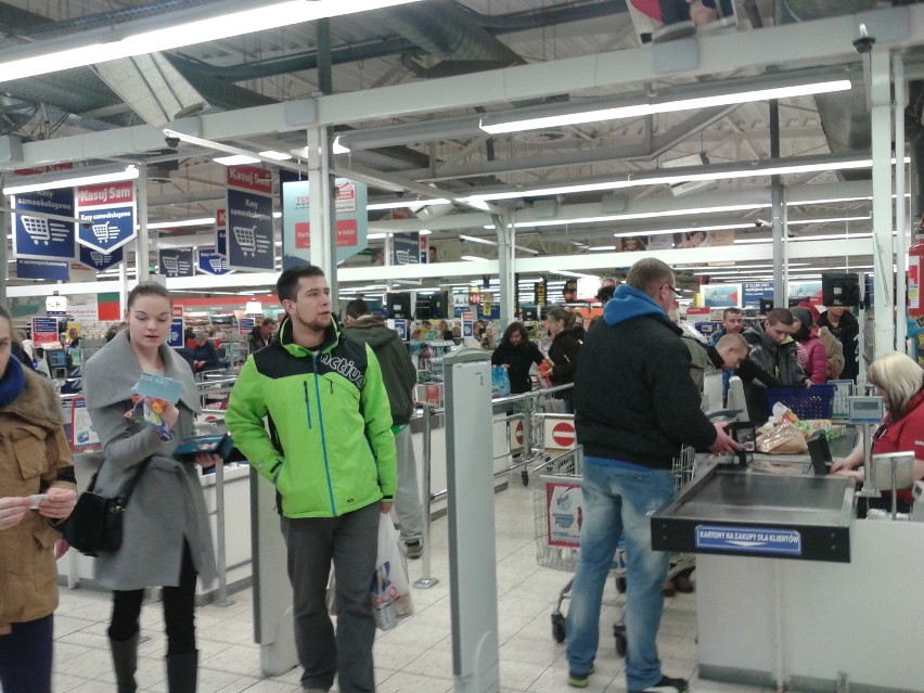 Wrocław: Kolejki w sklepach przed sylwestrem (ZDJĘCIA)