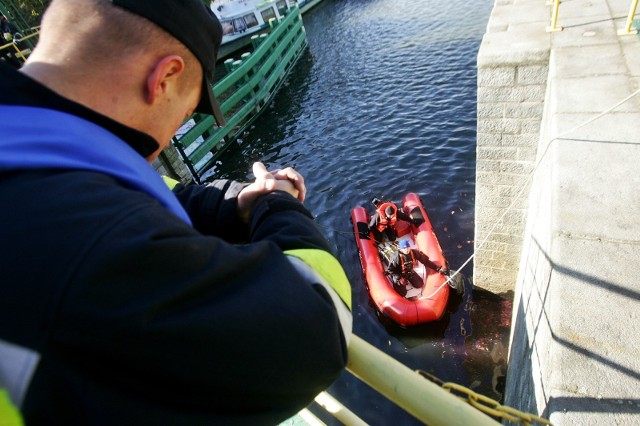 22.10.2010 wroclaw straz pozarna usuwa plame ropy rozlanej na sluzie szczytniki straz pozarna sluza szczytniki ropa plama ekologia odra zanieczyszczenie gazeta wroclawska fot . pawel relikowski / gazeta wroclawska