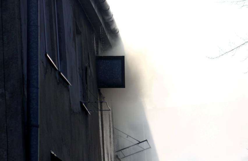 Pożar przy ul. Wrońskiej w Lublinie. Kilka rodzin straciło dach nad głową. Zobacz zdjęcia z akcji