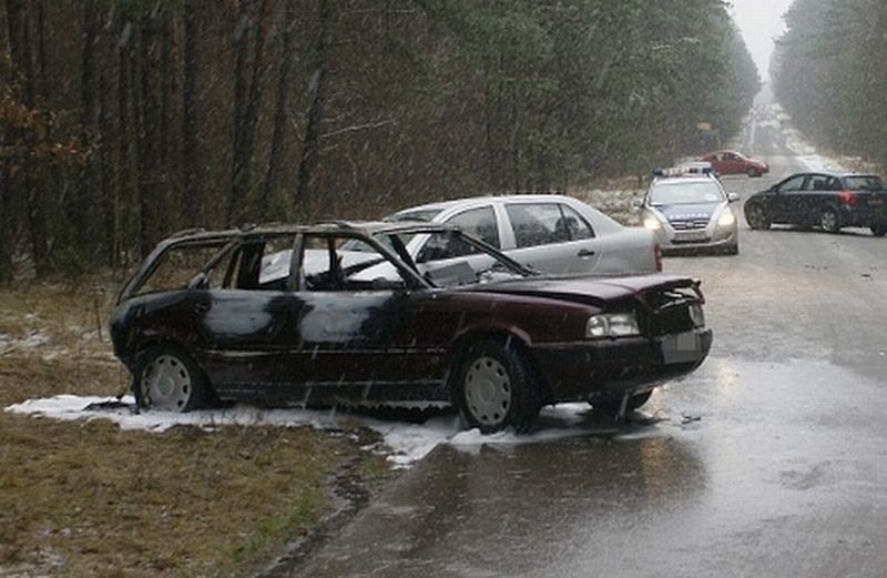 Zderzenie audi i skody. Dwie osoby w szpitalu