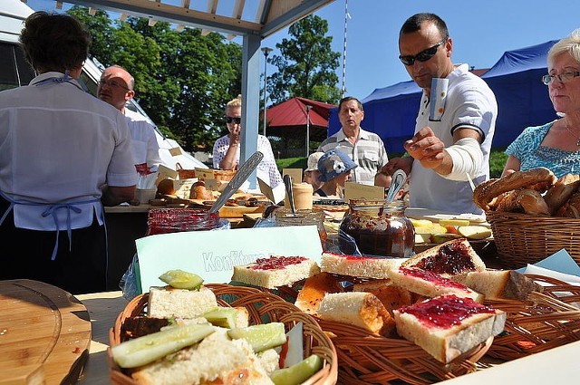 Święto Owoców i Produktów Pszczelich w Pleśne jto okazja do skosztowania wielu lokalnych smakołyków