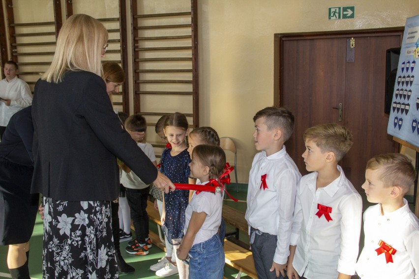 Ślubowanie uczniów pierwszych klas Szkoły Podstawowej nr 3 w Brzezinach