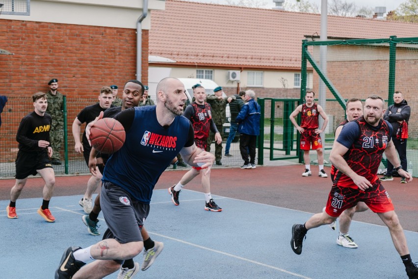 Marcin Gortat rozegrał mecz koszykówki z żołnierzami. Na...
