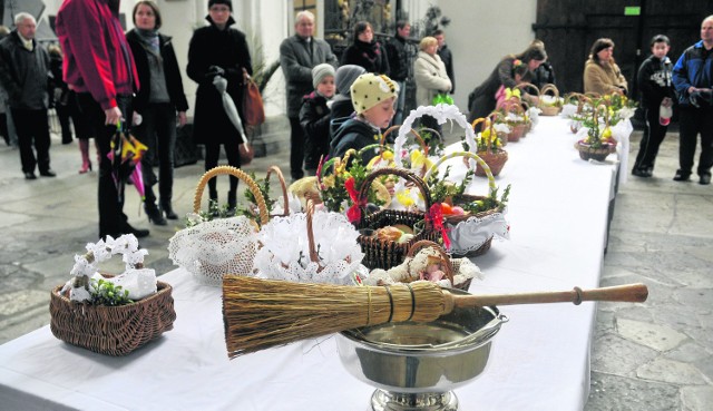 Warto też pamiętać o kilku wielkanocnych symbolach, których nie może    zabraknąć dziś w koszykach. Baranek  to z pewnością najważniejszy symbol Wielkiej Nocy, wskazujący na zwycięstwo Chrystusa. W niektórych domach    poświęcone pisanki zakopywano przed budynkiem, aby strzegły przed złem