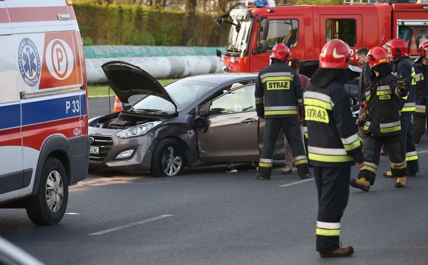 Poważny wypadek na Włókniarzy! Droga zablokowana [ZDJĘCIA]