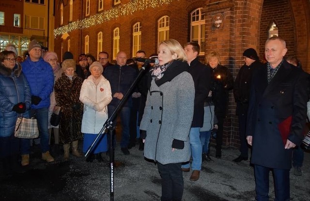 O wprowadzenie lekcji wnioskowała między innymi radna Magdalena Łośko. Na zdjęciu w trakcie spotkania po ratuszem, w trakcie którego mieszkańcy uczcili pamięć zamordowanego prezydenta Pawła Adamowicza.