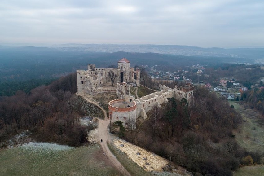 Majestatyczny zamek w Rudnie z lotu ptaka. Zdjęcia z drona...