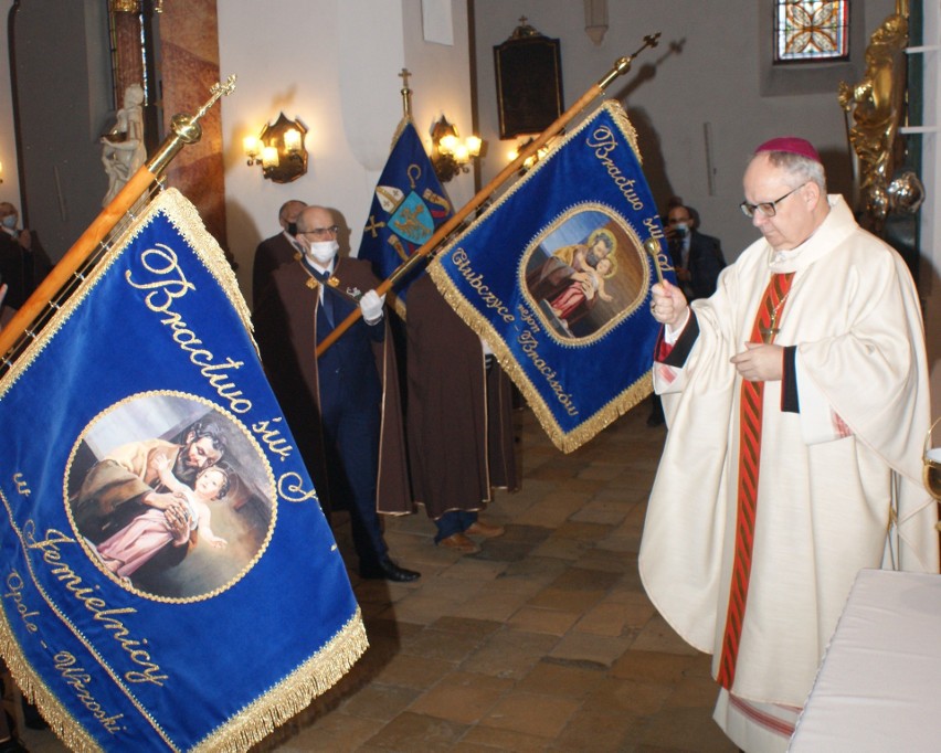 Ks. bp Andrzej Czaja poświęcił nowe sztandary wspólnot...