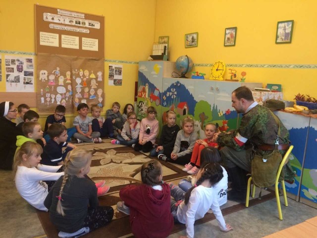 Szydłowiecki przewodnik Tomasz Jakubowski dotarł na spotkanie z dziećmi w żołnierskim stroju.