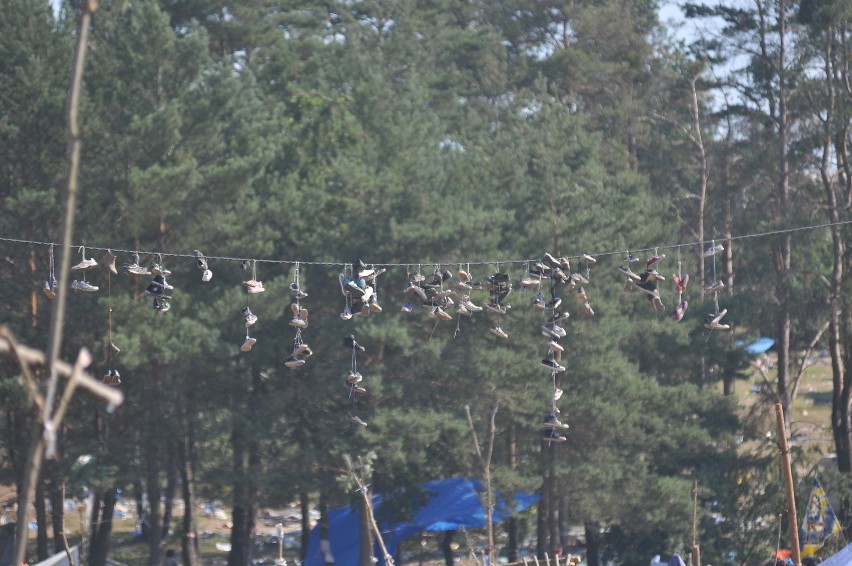Woodstockowicze zostawiają swoje buty na kablach...
