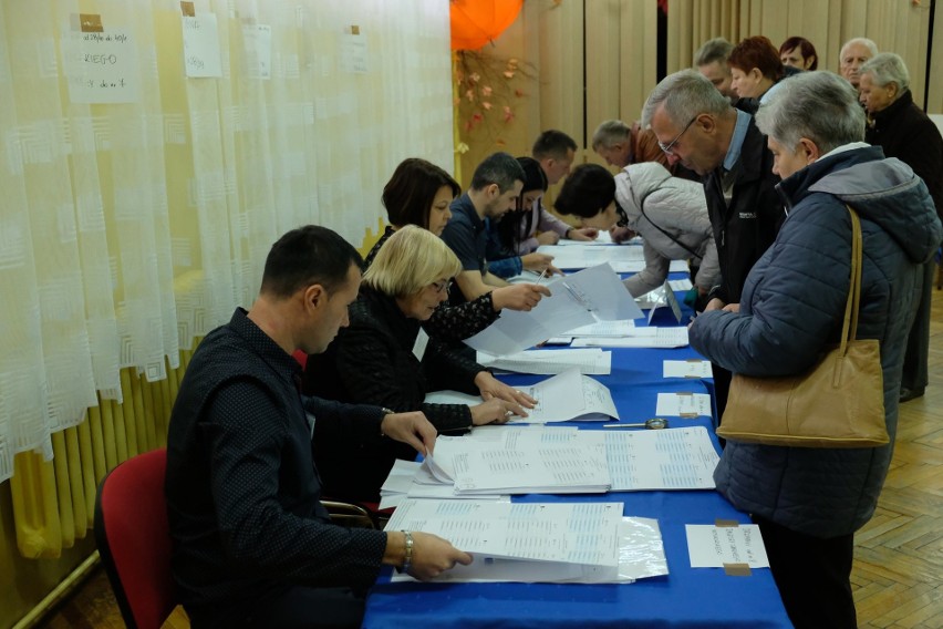 Trwają wybory samorządowe 2018. Zobaczcie zdjęcia z lokali...