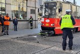 Wypadek hulajnogi na rynku w Katowicach. 77-letni mężczyzna wjechał na hulajnodze pod tramwaj