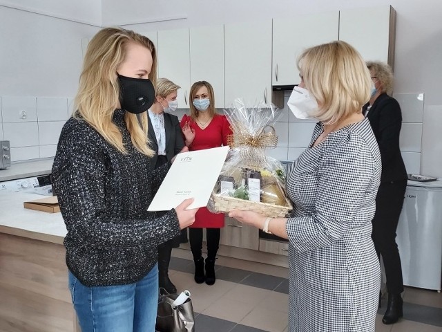 Z pieniędzy skorzystają między innymi seniorzy, korzystający z zajęć oferowanych w  Dziennym Domu Senior + w Linowie, który rozpoczął działalność po remoncie w lutym tego roku. Z prawej burmistrz Katarzyna Kondziołka.