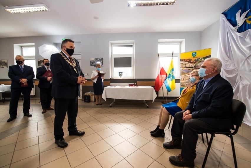 Igołomia-Wawrzeńczyce. Tegoroczne obchody złotych godów były odmienne od poprzednich. Jubilaci odbierali medale co kwadrans