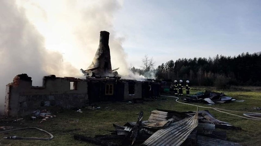83-letnią kobietę z płonącego domu w Świekatowie wynieśli w...